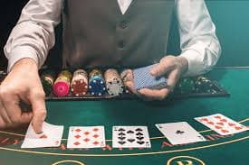 Layar permainan tinju live-dealer pada aplikasi mobile alexitoto dengan dealer berkamera HD dan antarmuka intuitif